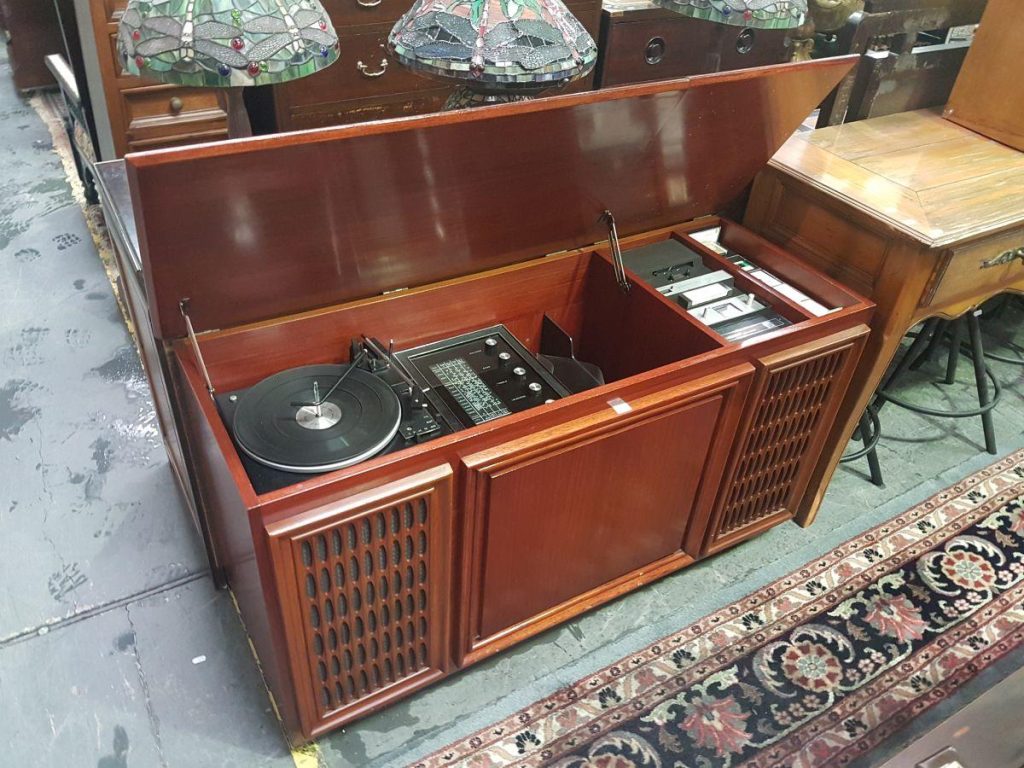 خریدار گرام آنتیک دست دوم کیست و چگونه می‌توان بهترین قیمت را برای دستگاه‌های گرام قدیمی دریافت کرد؟