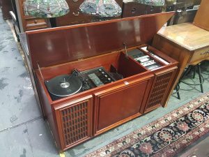 خریدار گرام آنتیک دست دوم کیست و چگونه می‌توان بهترین قیمت را برای دستگاه‌های گرام قدیمی دریافت کرد؟