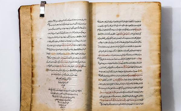 خریدار کتاب خطی قدیمی چه کسی است و کتاب‌های ارزشمند شما چقدر قیمت دارند؟