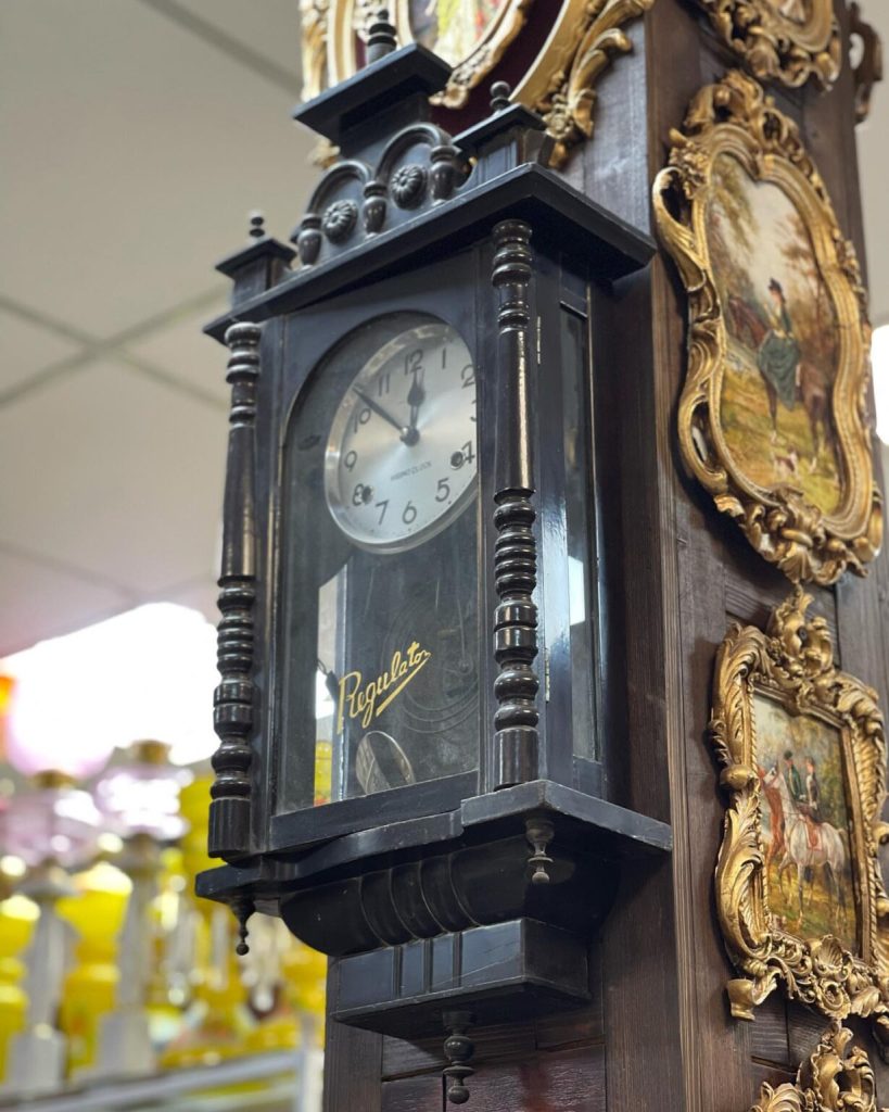 بهترین خریدار ساعت دیواری آنتیک کجاست و چرا سمساری رشیدی معتبرترین مرکز خرید ساعت‌های قدیمی محسوب می‌شود؟