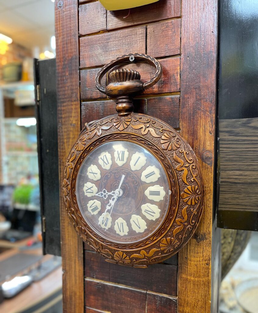 بهترین خریدار ساعت دیواری آنتیک کجاست و چرا سمساری رشیدی معتبرترین مرکز خرید ساعت‌های قدیمی محسوب می‌شود؟