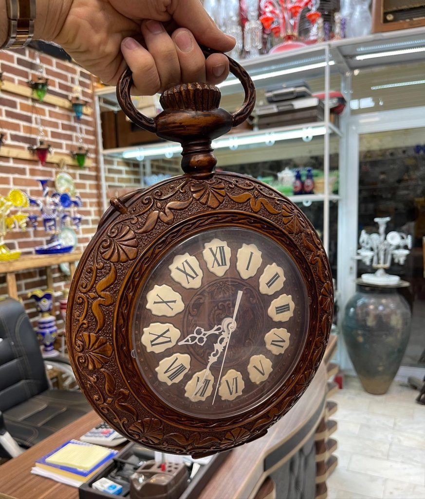 بهترین خریدار ساعت دیواری آنتیک کجاست و چرا سمساری رشیدی معتبرترین مرکز خرید ساعت‌های قدیمی محسوب می‌شود؟