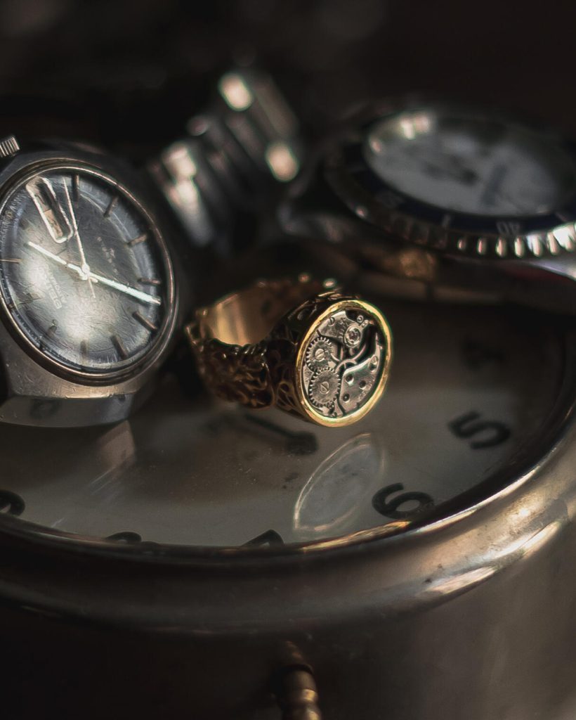 بهترین خریدار مجموعه انگشتر و ساعت های مچی عتیقه کیست و چطور بالاترین قیمت را بگیریم؟